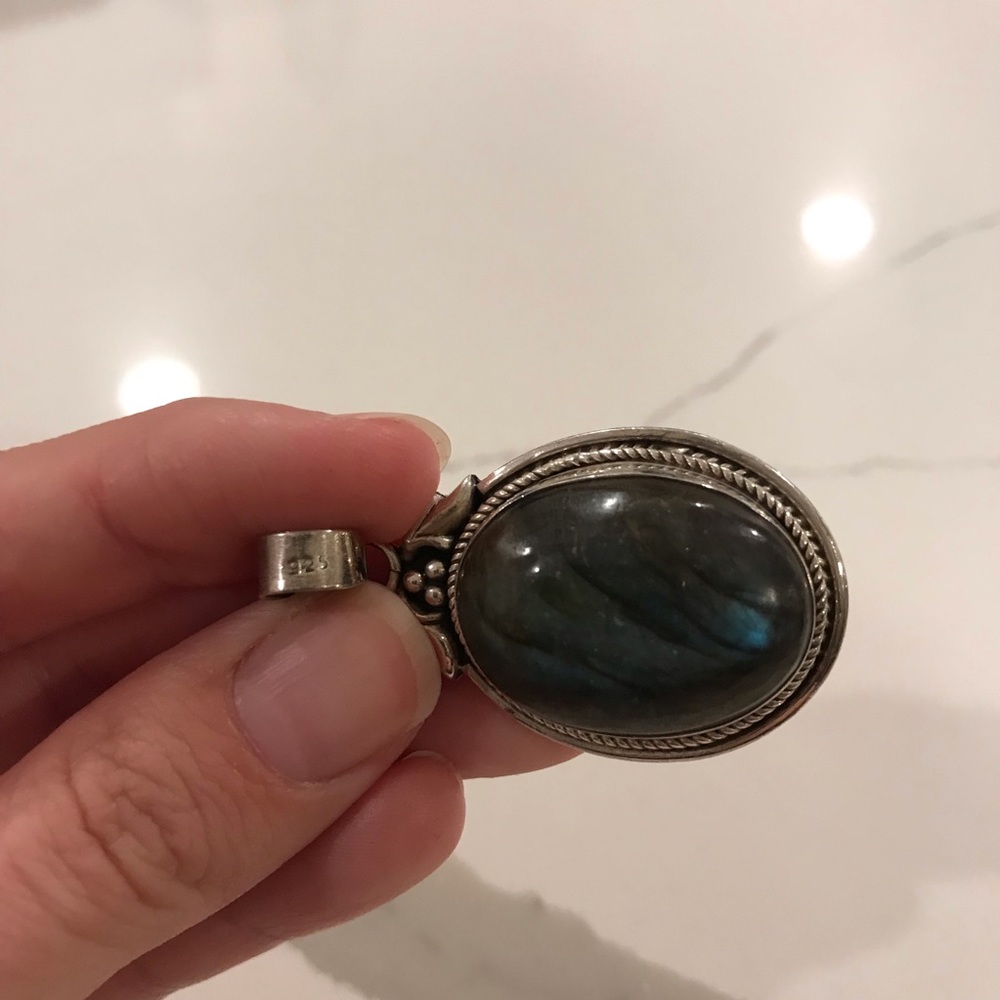 Sterling silver and labradorite pendant with leaf detail - Picture 4 of 5